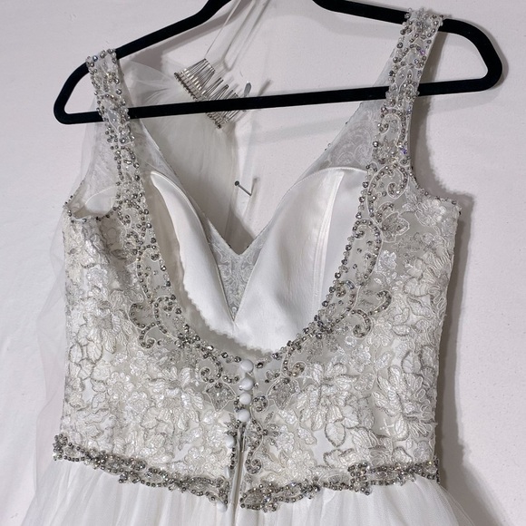 Allure Bridals White Wedding Dress With Veil 10 - Picture 2 of 16